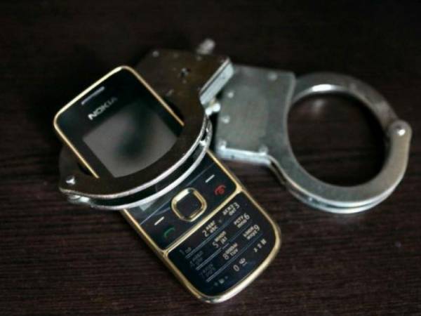 Жительница Орска украла у собутыльника мобильный телефон