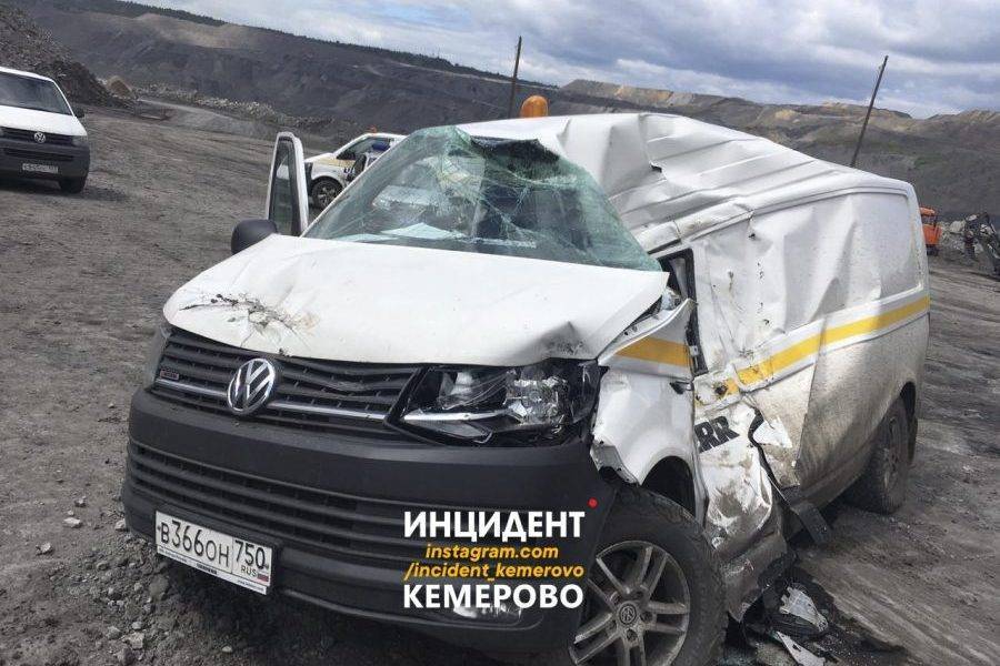 БелАЗ раздавил микроавтобус в Кузбассе