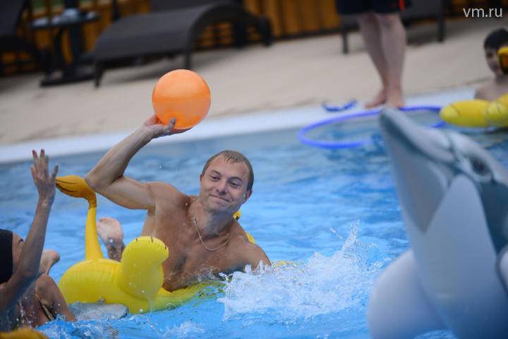 Москвичам рекомендовали в жару не прыгать в воду из-за угрозы здоровью