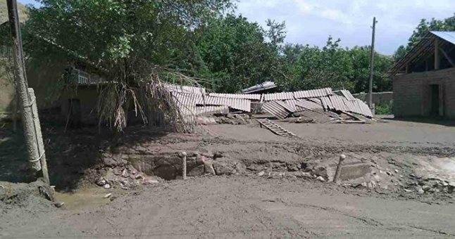 В Пенджикенте в результате стихии погибли два человека. В районе Рудаки эвакуируют людей