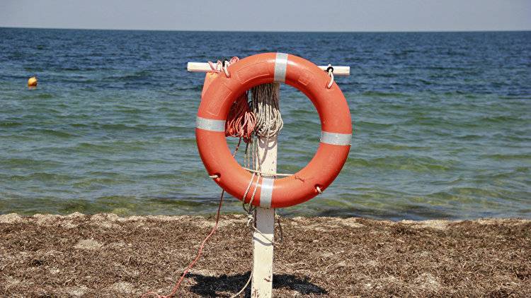 Унесло в море: в Евпатории спасли мужчину на матрасе