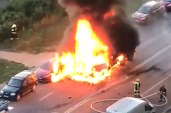 Момент «взрыва» горевшего в Москве автомобиля попал на видео