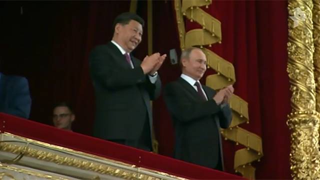 Путину и Си Цзиньпину показали российско-китайскую "Калинку"