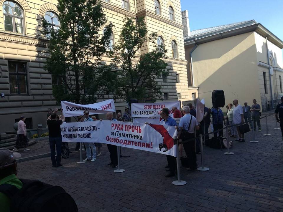 В столице Латвии проходит акция против сноса памятника Освободителям