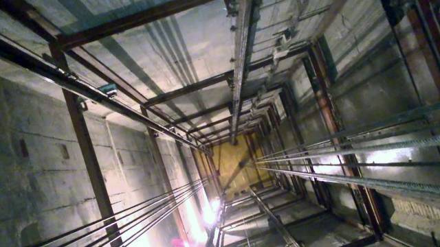 Лифтер упал в шахту лифта с высоты третьего этажа в Москве
