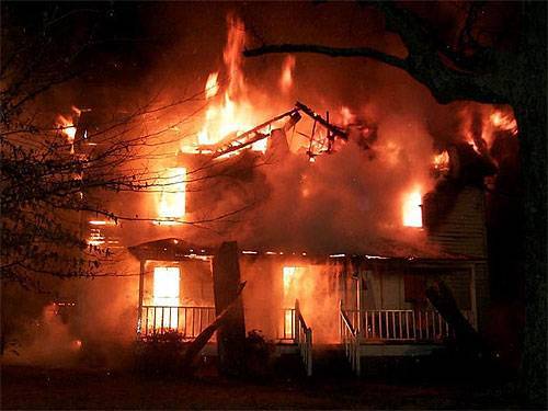 В Чите инспекторы ДПС спасли семь человек из горящего дома