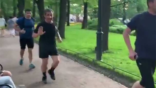 Видео: Саркози заметили бегающим по парку в Петербурге перед ПМЭФ