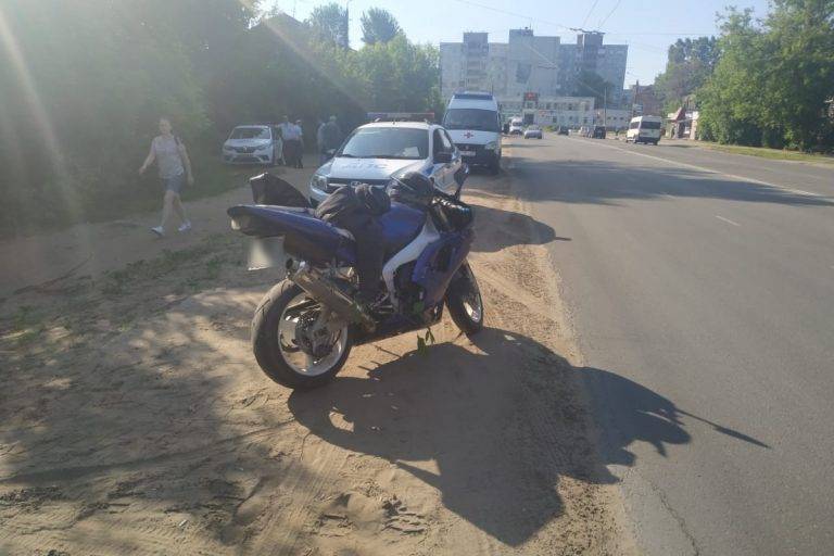Мотоциклист пострадал при столкновении с легковушкой в Твери