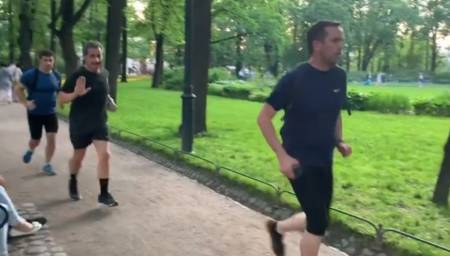 Экс-президент Франции Саркози бегал по Петербургу в футболке и шортах