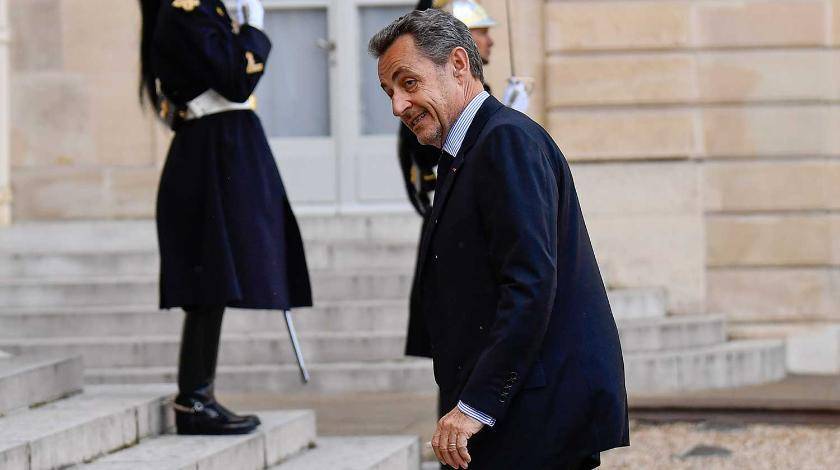Промчался в окружении крепких мужчин: в Питере заметили Саркози в странном виде