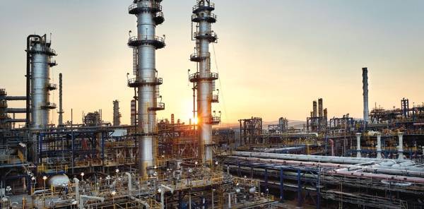 Азербайджан отказывается от импорта иранской нефти для НПЗ в Турции