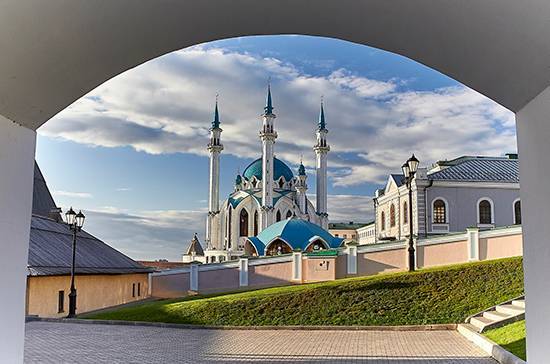 В Татарстане в День русского языка возложили цветы к памятнику Пушкину