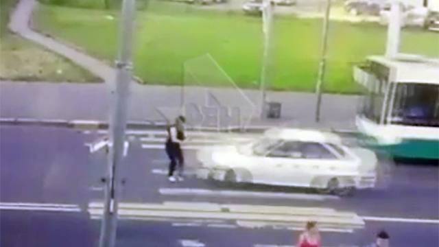 Камера сняла на видео, как автомобиль на "зебре" сбил женщину в Петербурге