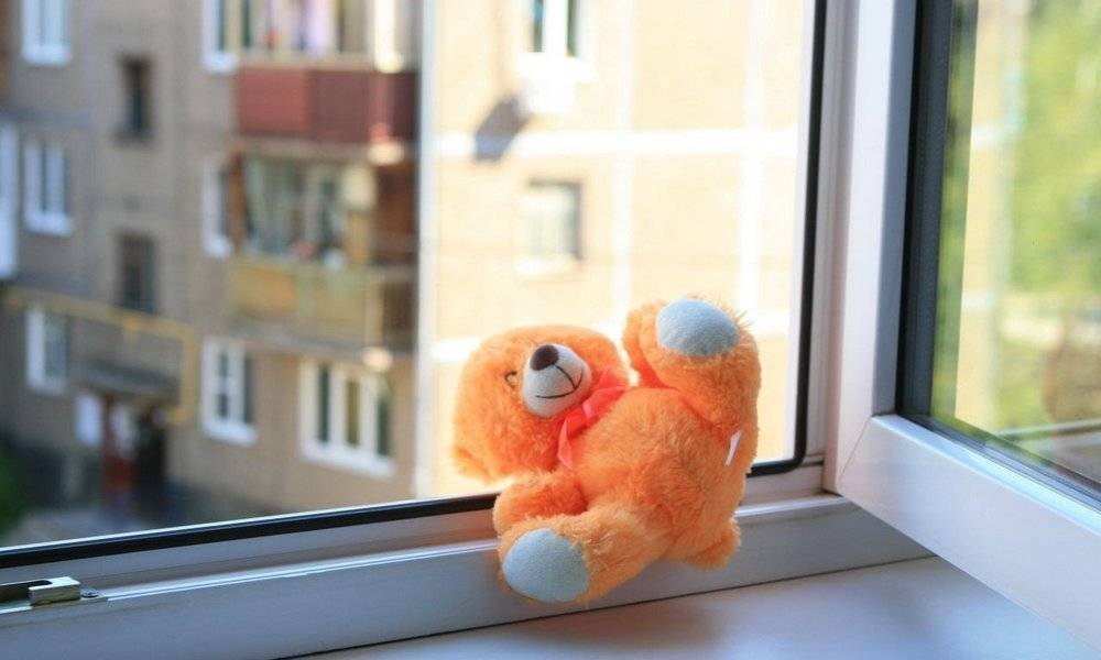 Двухлетний ребенок выпал из окна в Карелии