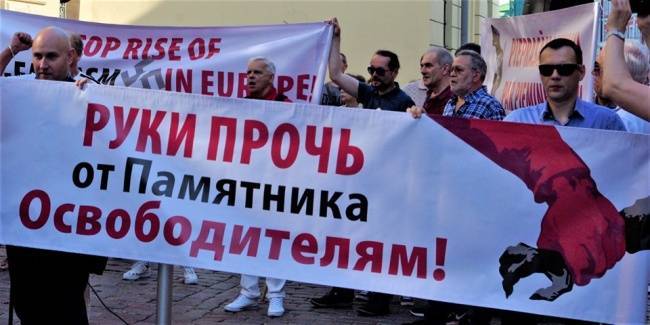 Перед Сеймом Латвии митинговали защитники памятника Освободителям