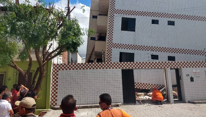 В Бразилии внезапно обрушился жилой дом. Видео