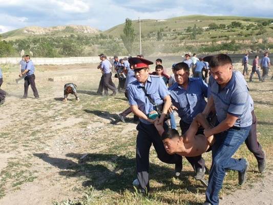 Драка молодых людей в Киргизии чуть не переросла в межнациональный конфликт