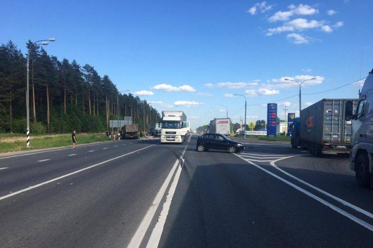 Из-за аварии с самосвалом и молоковозом в Тверской области произошло еще одно ДТП с участием двух фур и легковушки