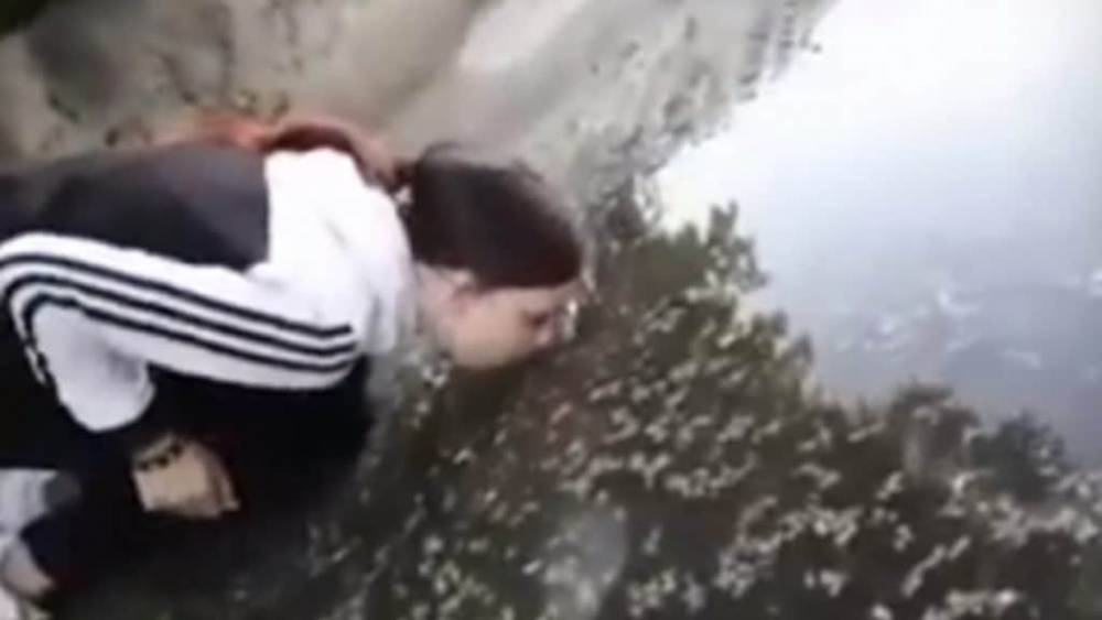 Школьницы унижали подругу и заставляли ее пить грязную воду из лужи (+видео)