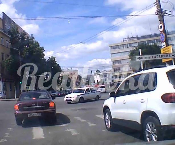 Машина ДПС проехала на «красный» в центре Смоленска