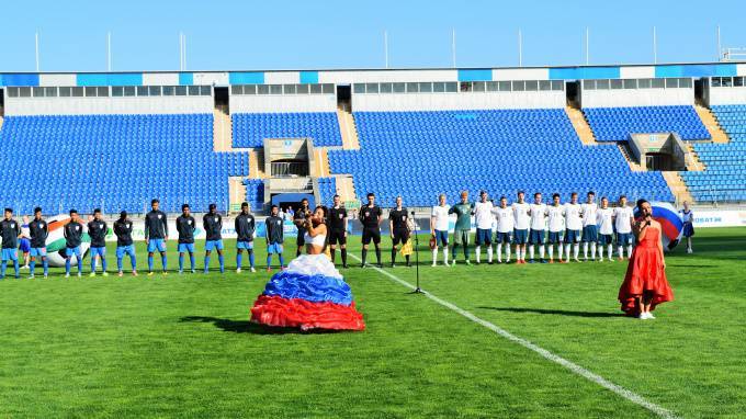 На "Петровском" стадионе прошёл первый футбольный матч юношеского международного турнира