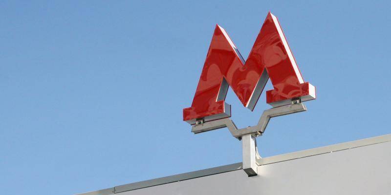Знак «М» установили возле 17 станций метро Москвы с начала 2019 года