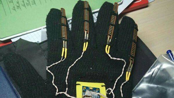 Российские школьники создали перчатку для управления дроном