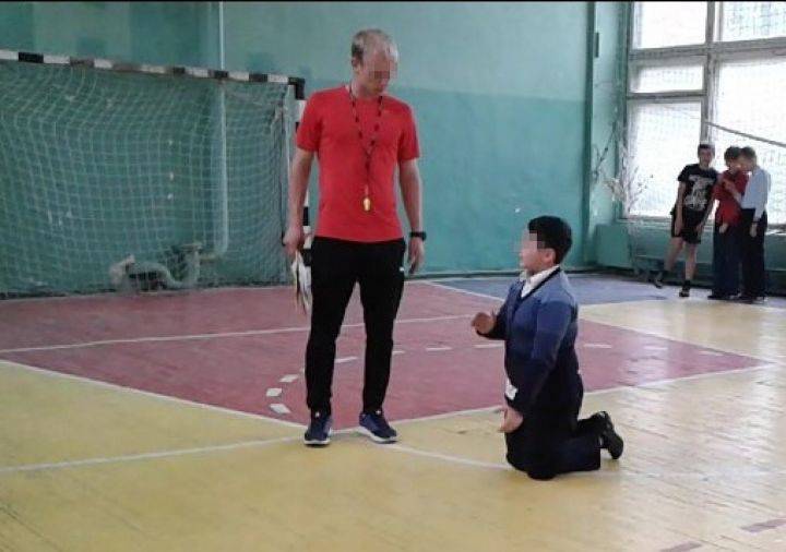 Воронежца возмутило фото школьника, стоящего на коленях перед учителем