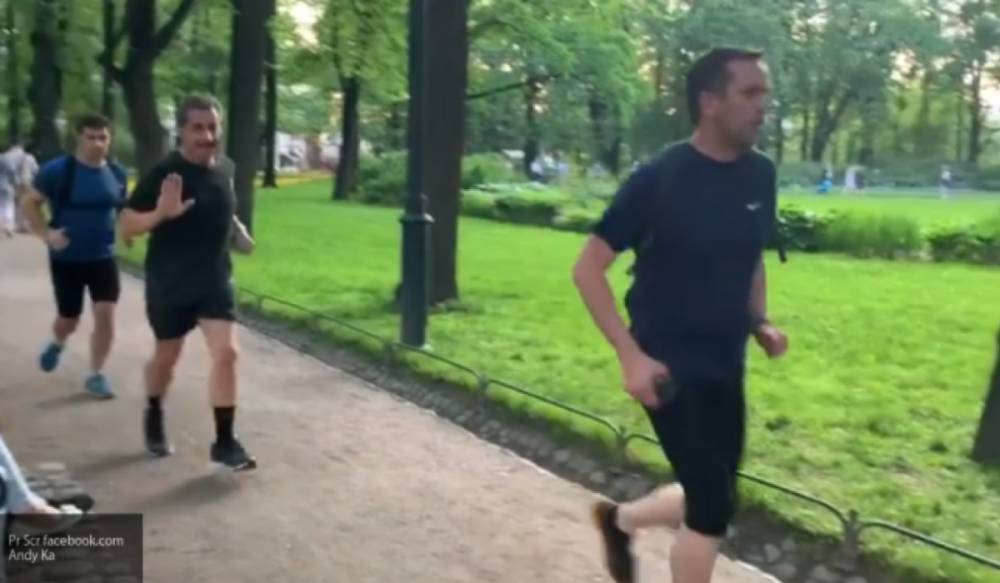 Экс-президент Франции вышел на вечернюю пробежку в Михайловский сад