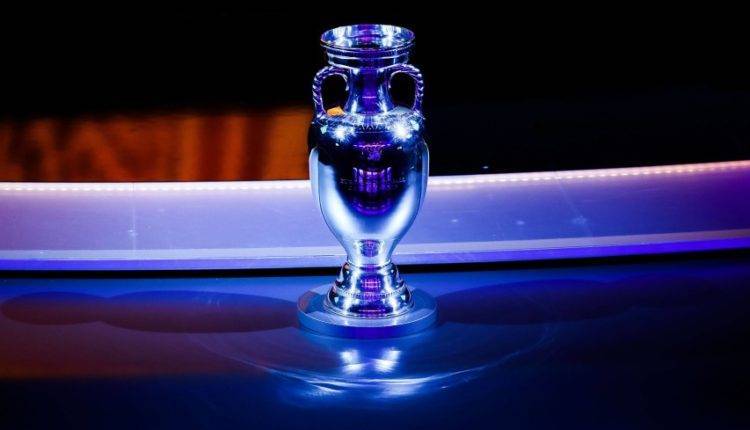 В ожидании Евро-2020: в Петербурге выставили Кубок Анри Делоне