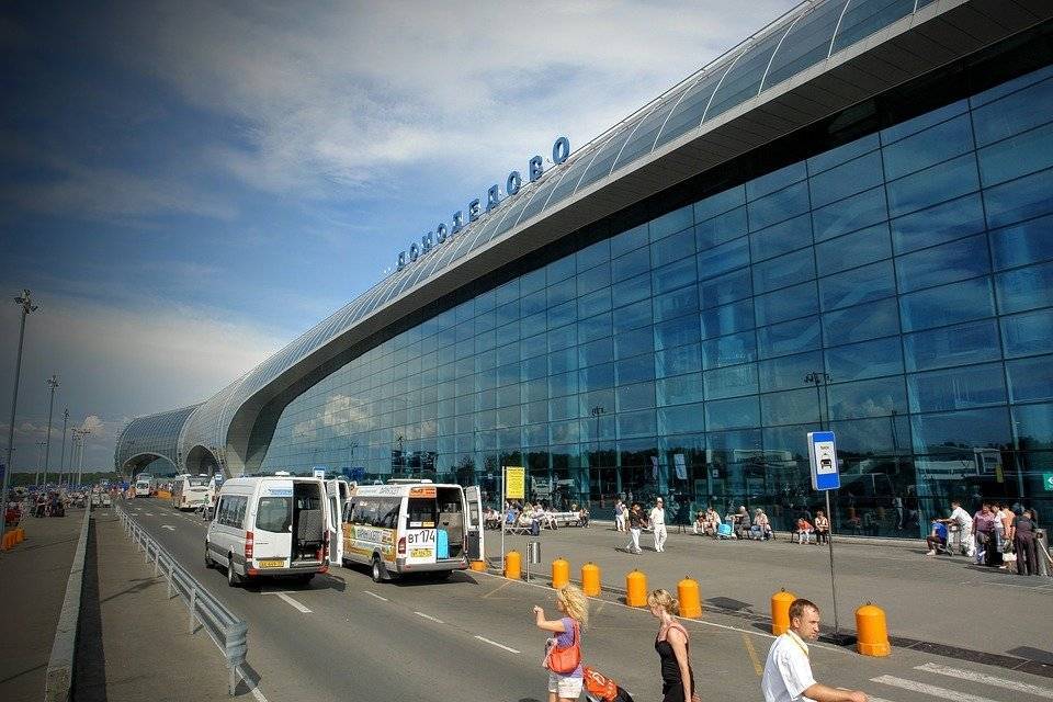 Пассажирский самолет экстренно приземлился в аэропорту Домодедово