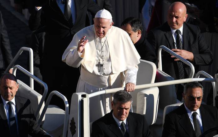 Самая известная молитва в мире зазвучит иначе - Папа Римский изменил текст