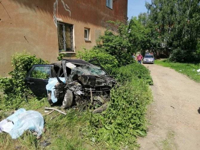 В Иванове машина врезалась в дом – погибли четверо