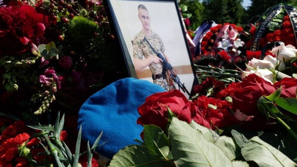 Троекратный оружейный залп для "русского воина": Друзья убитого спецназовца ГРУ дали клятву на его могиле - видео