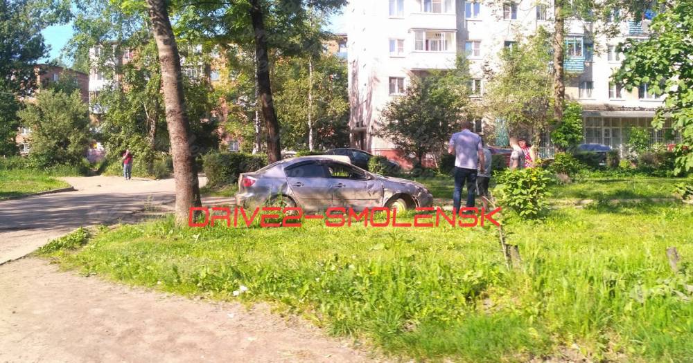 Смолянин «разлупил» иномарку во дворе на улице Ломоносова