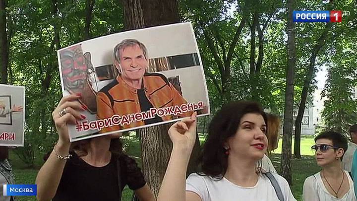 Поддержать Бари Алибасова в день рождения пришли друзья и коллеги