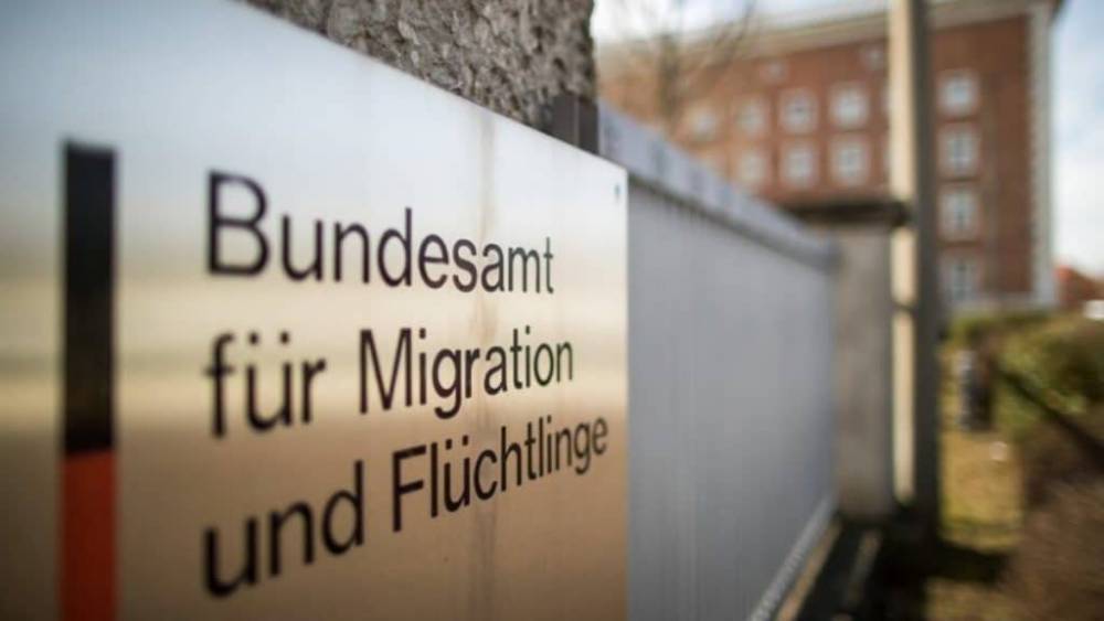 Беженцы получают деньги для возврата домой, но вскоре снова прибывают в Германию