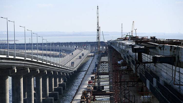 На Крымском мосту уложили 30 из 38 км рельсов