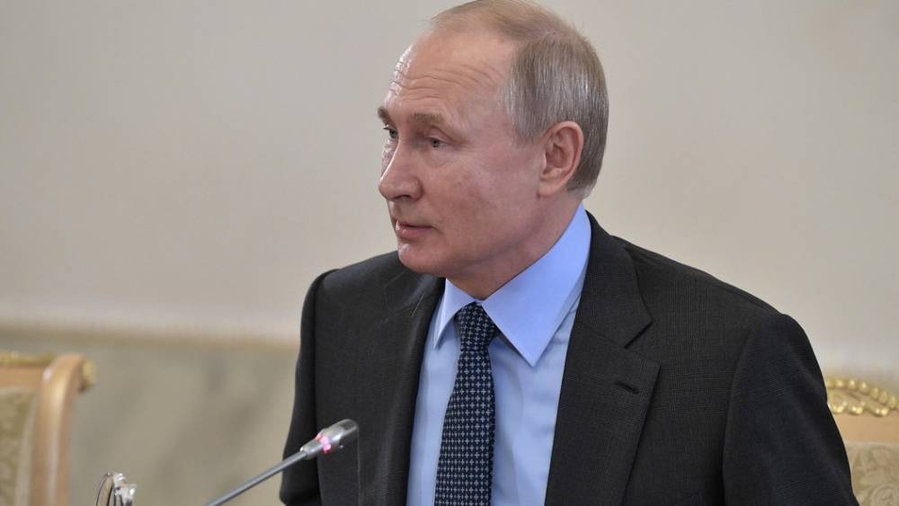 "Кому?": В Сети гадают, кому подмигнул Путин на встрече с инвесторами