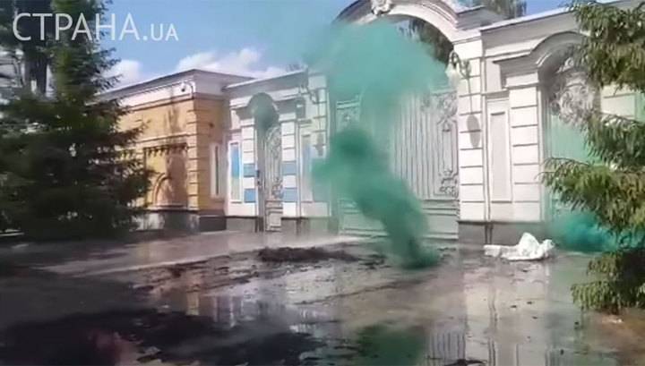 Националисты забросали фаерами дом Порошенко, требуя его ареста