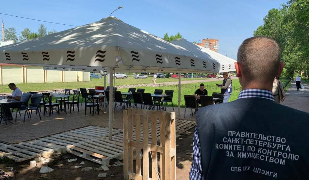 В Петербурге освободили три незаконно занятых участка с летними кафе