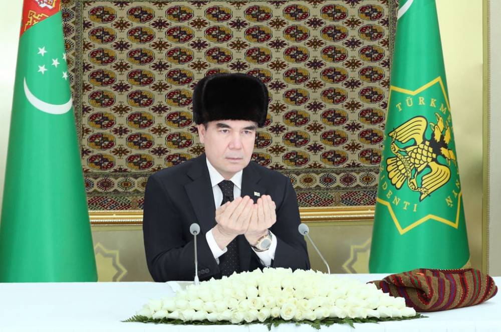 Президент Туркменистана накормил людей на гонорары от своих книг