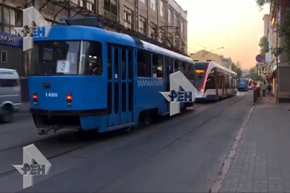 Видео: трамваи встали в пробке в центре Москвы