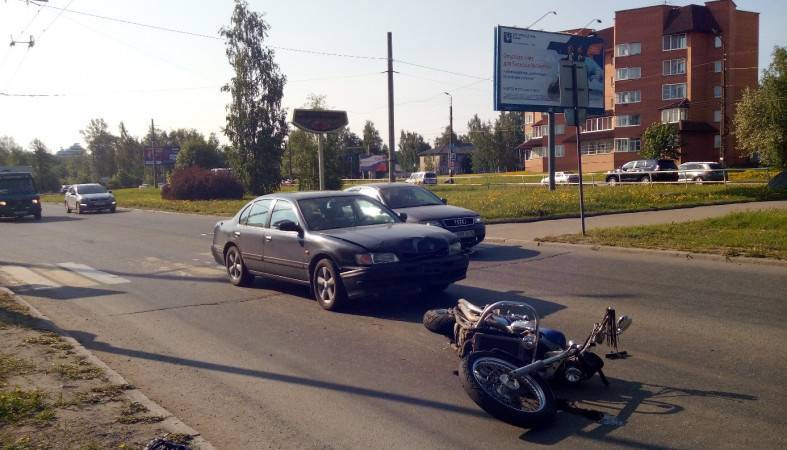 Легковой автомобиль подкинул мотоциклиста перед пешеходным переходом