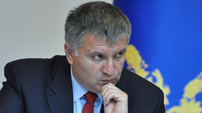 Непотопляемый министр: Зеленский рассмотрит петицию об отставке главы МВД Авакова