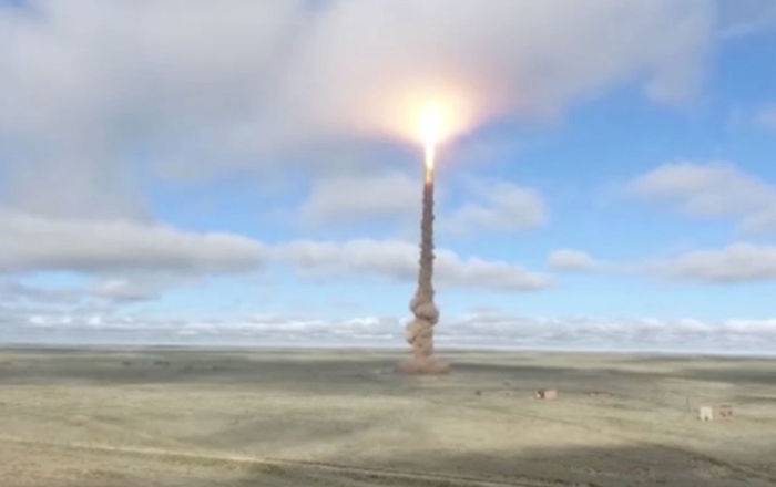 Попала точно в цель: ВКС России испытали в Казахстане новую ракету системы ПРО - видео