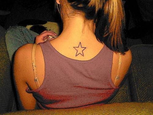 Татуировки для девушек на шее сзади: узоры, надписи, значения