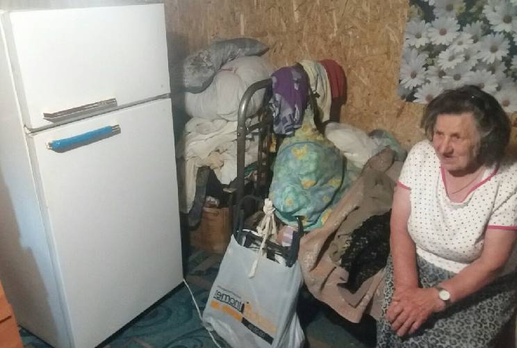 Отзывчивые смоляне помогли старушке, живущей в сарае (фото) - smolensk2.ru