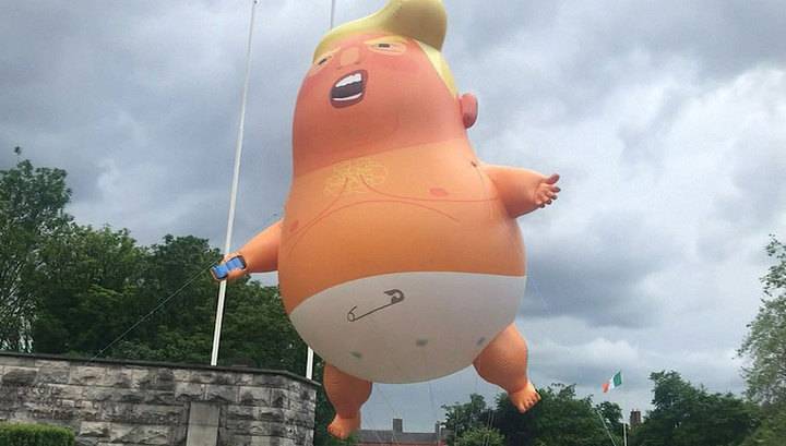 Дублинцы в насмешку над президентом США запустили в небо "Малыша-Трампа"