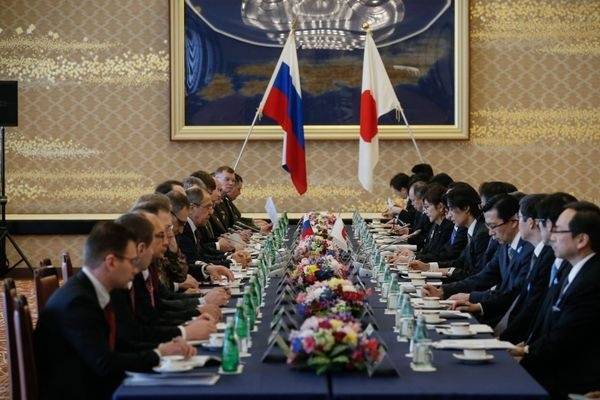 Япония намерена продолжать с Россией «упорные» переговоры по Курилам